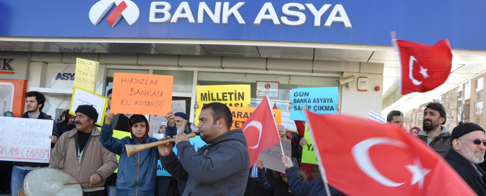 Tausende Türken solidarisieren sich seit Dienstagabend mit der der Hizmet-Bewegung nahe stehenden Beteiligungsbank Bank Asya.