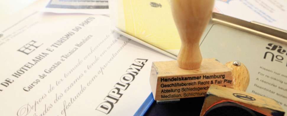 Kopien ausländischer Zeugnisse und Ausbildungsnachweise liegen am 19.10.2010 in einem Büro der Abteilung «Recht und Fair Play» der Handelskammer Hamburg.
