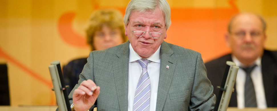 Der hessische Ministerpräsident Volker Bouffier (CDU) spricht am 04.02.2015 bei der Plenarsitzung im hessischen Landtag in Wiesbaden (Hessen).