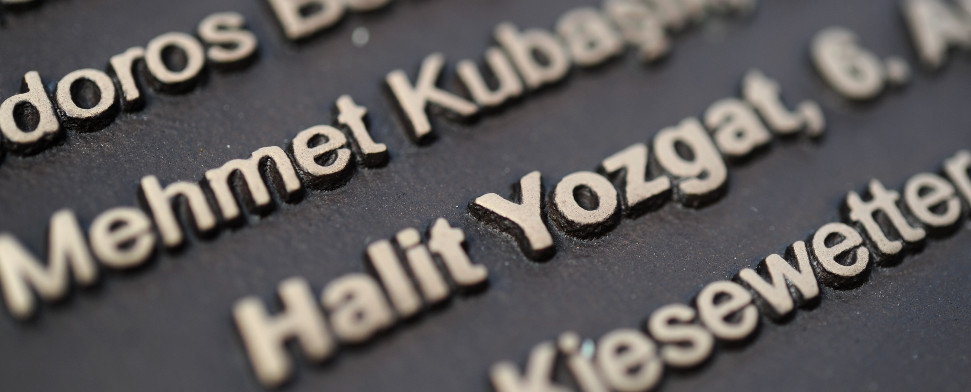 Der Name Halit Yozgat steht am 25.09.2013 neben weiteren Namen der NSU-Mordopfer auf einem Gedenkstein in Kassel (Hessen). Der Untersuchungsausschuss des hessischen Landtags zum NSU-Mord in Kassel hört am 19.02.2015 in öffentlicher Sitzung Experten an.