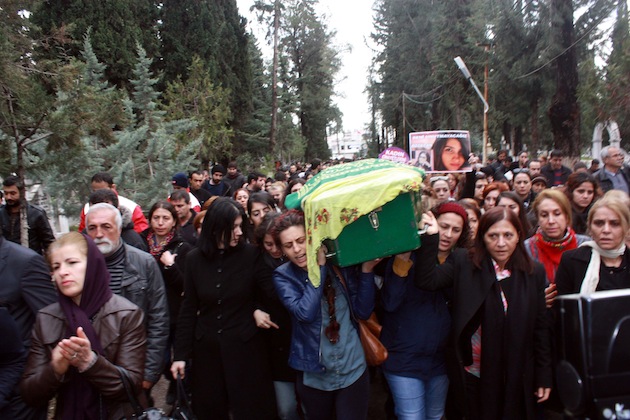Eine Frau hält das Bild der ermordeten Studentin Özgecan Aslan.
