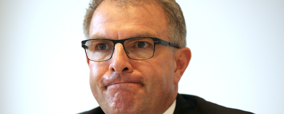 Der Vorstandsvorsitzende der Lufthansa, Carsten Spohr, sitzt am 26.03.2015 in Köln bei einer Pressekonferenz (Nordrhein-Westfalen) zum Absturz des Germanwings-Fluges 4U 9525.