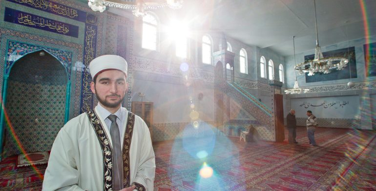 Der Imam Talha Dogan steht am 06.02.2015 in die Eyüp-Sultan-Moschee in Nürnberg (Bayern). In die Moschee in der Nürnberger Südstadt - die größte Moschee in Bayern - kommen jeden Freitag bis zu 2500 gläubige Muslime zum Beten und zum Diskutieren.