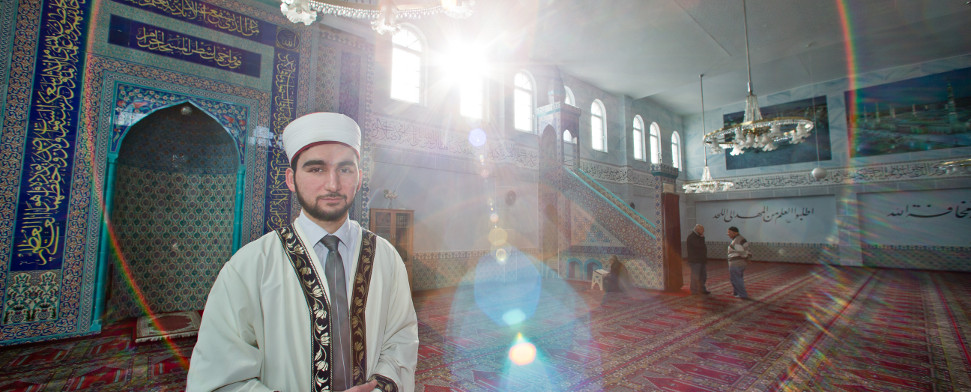 Der Imam Talha Dogan steht am 06.02.2015 in die Eyüp-Sultan-Moschee in Nürnberg (Bayern). In die Moschee in der Nürnberger Südstadt - die größte Moschee in Bayern - kommen jeden Freitag bis zu 2500 gläubige Muslime zum Beten und zum Diskutieren.