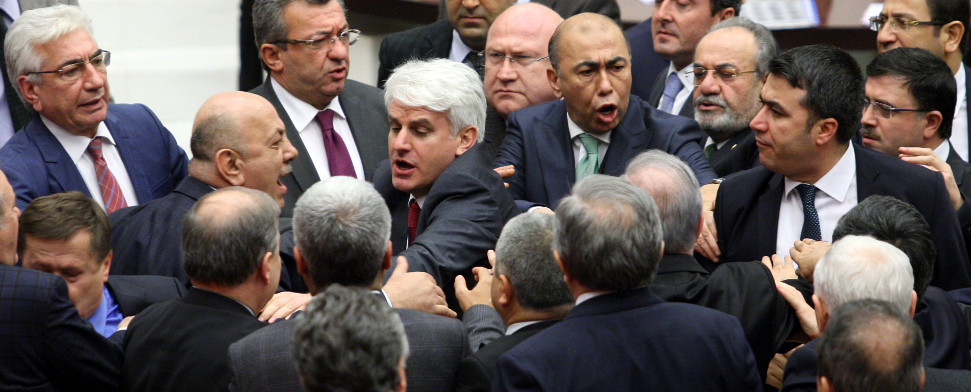 Ein Streit im türkischen Parlament.