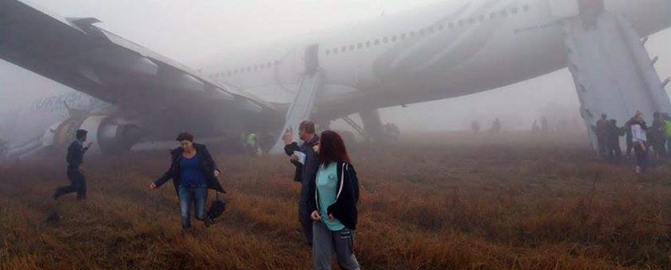 Passagiere verlassen in Nepal die Turkish Airlines-Maschine, nachdem diese neben der Fahrbahn gelandet war.