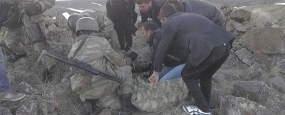 Bevölkerung von Agri hilft verletzten Soldaten