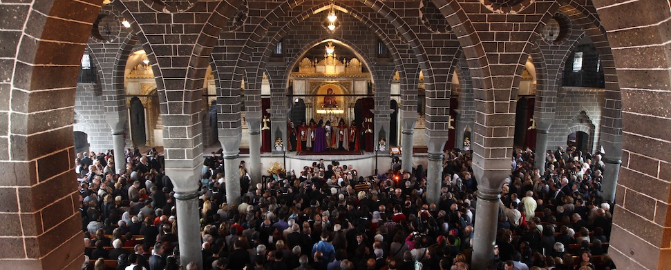 Nur selten ist die St.-Giragos-Kirche in Diyarbakır so voll wie auf dem Bild: Die Lage der Armenier in der Türkei ist auch heute noch kompliziert.