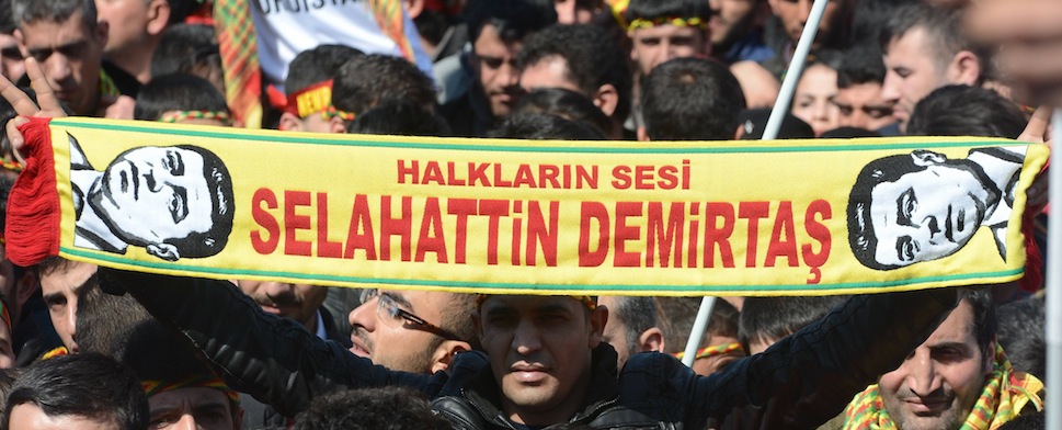 Bei den Wahlen in der Türkei könnte der Erfolg der pro-kurdischen HDP den entscheidenden Ausschlag geben. Dies würde die Alleinherrschaft der AKP beenden und sich auf die mögliche Koalitionsbildung nach den Wahlen auswirken.