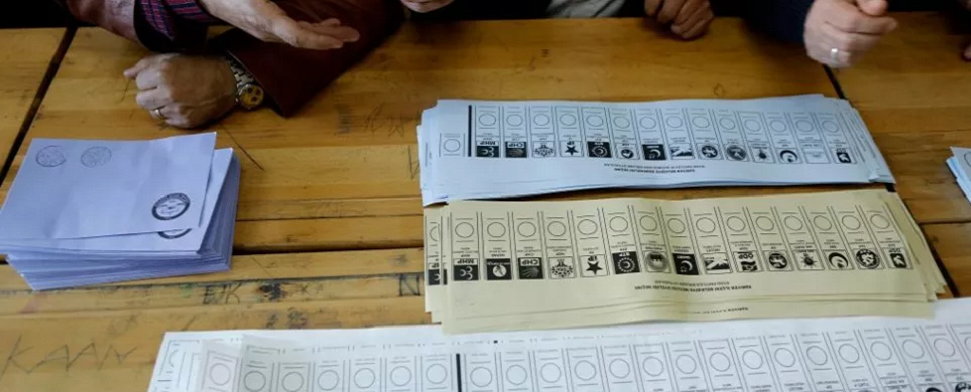 Wahlzettel, Stimmzettel auf dem Tisch