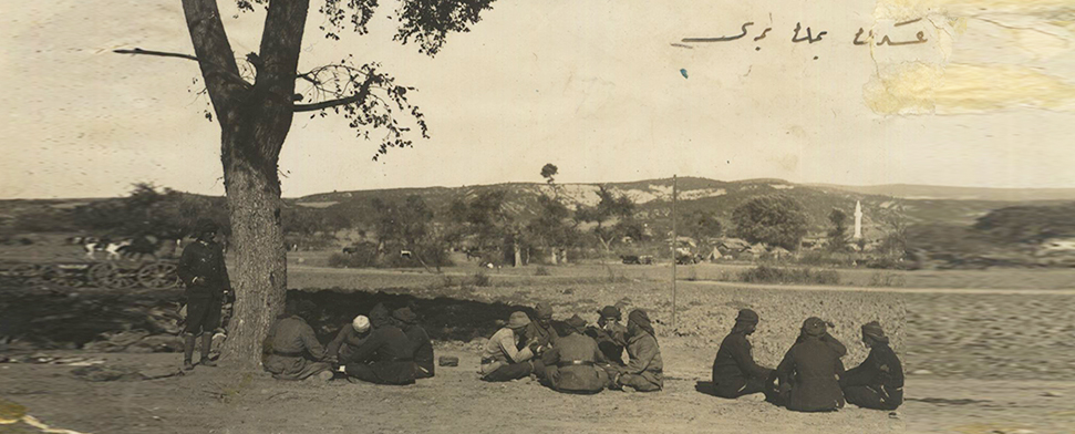 Soldaten sitzen und Essen Weizensuppe und Brot
