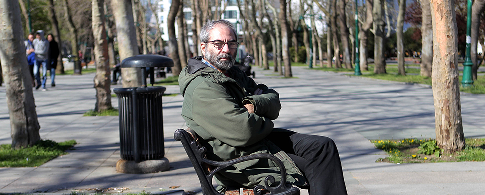 Ümit Kivanc sitzt auf einer Bank im Gezi-Park
