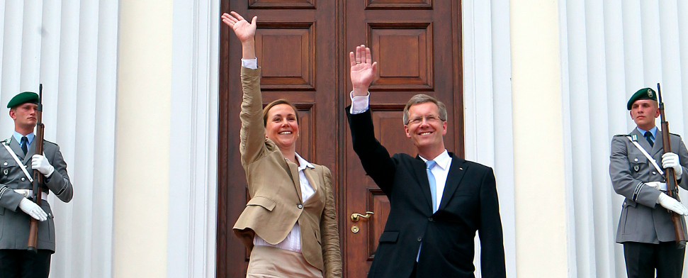 Der damalige Bundespräsident Christian Wulff und seine Frau Bettina stehen am 02.07.2010 vor dem Schloss Bellevue in Berlin und winken der Bevölkerung zu.