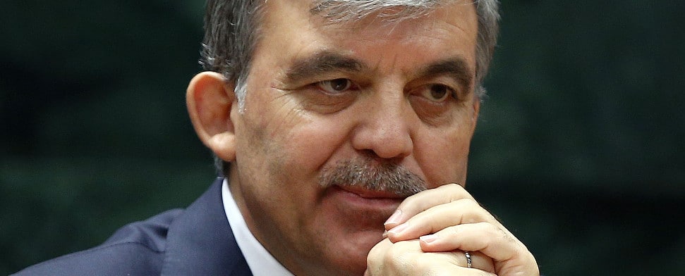 Der ehemalige türkische Staatspräsident Abdullah Gül schaut nachdenklich und hält seine Hände vor dem Kinn.