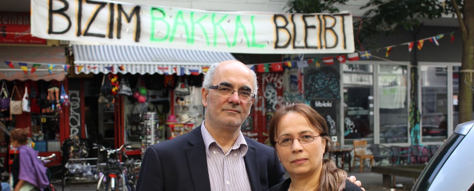 Ahmet Çalışkan, Betreiber von Bizim Bakkal, zusammen mit seiner Frau.
