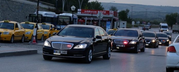 Diyanet-Präsident Mehmet Görmez ließ sich mit neuem Luxus-Wagen zum Fastenbrechen ins Erdoğan-Palast fahren.