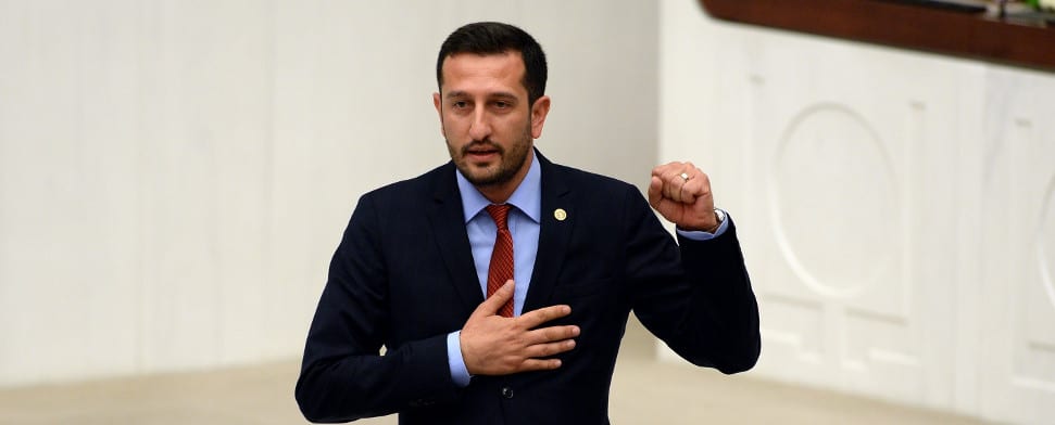 Der CHP-Abgeordnete Ali Haydar Hakverdi sorgte bei der ersten Sitzung der 25. Großen Nationalversammlung der Türkei für das Bild des Tages.