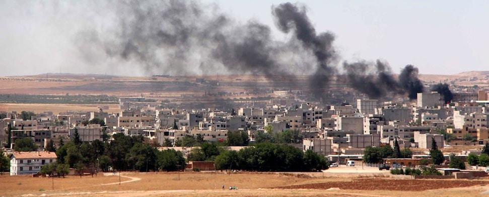 Kämpfer der Terrormiliz Islamischer Staat (IS) sind bei einem Überraschungsangriff erneut in die nordsyrische Stadt Kobane eingefallen. Unklarheit besteht bislang darüber, wie genau sie in die von Kurden gehaltene Stadt eindringen konnten.