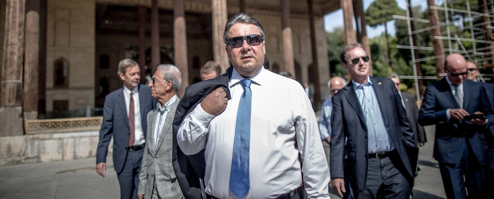 Bundeswirtschaftsminister Sigmar Gabriel (SPD) besichtigt am 21.07.2015 den Tschehel Sotun Palast in Isfahan im Iran. Eine Sonnenbrille tragend, läuft er vor seinem Berater-Stab.