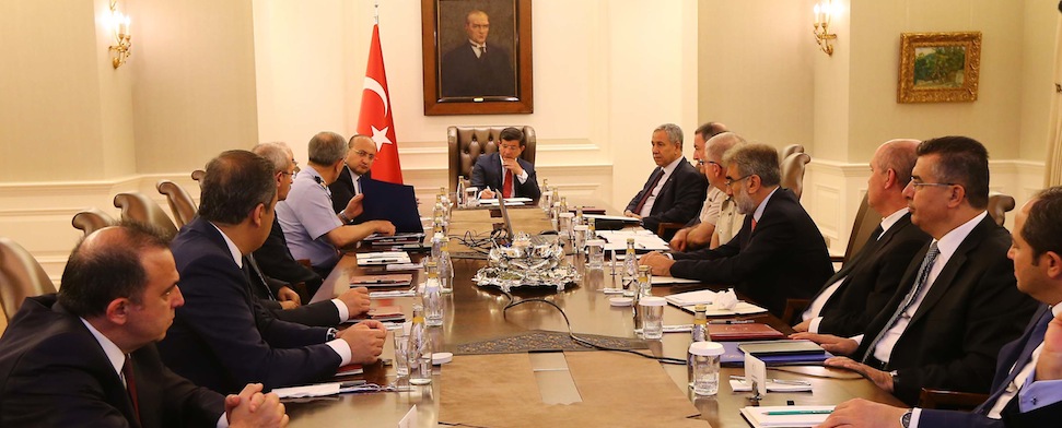 Wichtige Entscheidungsträger aus Politik und Militär sitzen in Ankara zusammen, Ministerpräsident Davutoglu sitzt am Kopfende des Tisches.