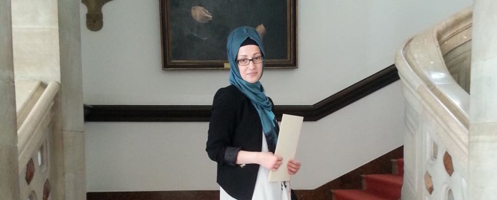 Die Bremerin Hüdanur Bayraktaroğlu steht mit ihrem Abitur-Zeugnis vor der Kamera.