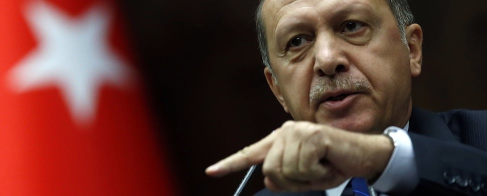 Erdoğan redet wütend in ein Mikrofon und deutet mit dem Zeigefinger drohend nach vorne.