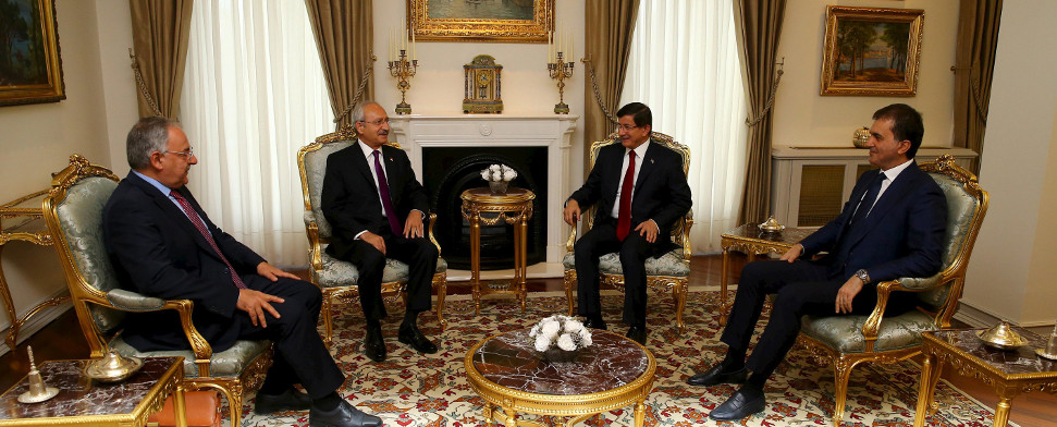 Ahmet Davutoğlu, Kemal Kılıçdaroğlu, Ömer Çelik, Haluk Koç bei den Koalitionsverhandlungen in Ankara