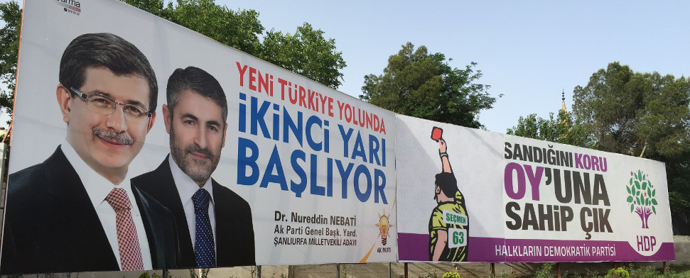 Wahlplakate von AKP und HDP
