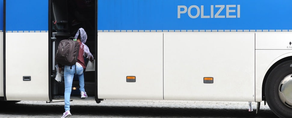 Eine junge Frau steigt am 03.09.2015 nach ihrer Registrierung auf dem Gelände der Bundespolizei in Rosenheim (Bayern) in einen Bus, der sie zurück zum Bahnhof bringt. Nach ihrer Registrierung werden die Flüchtlinge zur Erstaufnahmestelle in München geschickt.