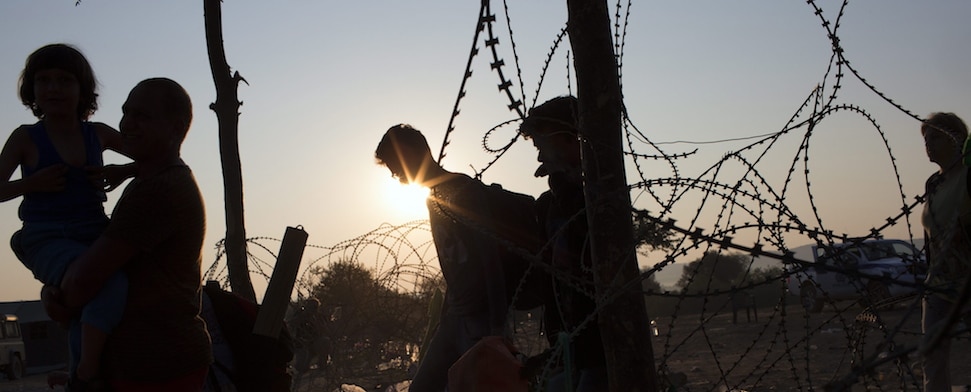 Flüchtlinge versuchen die Grenzen in Mazedonien zu überqueren.