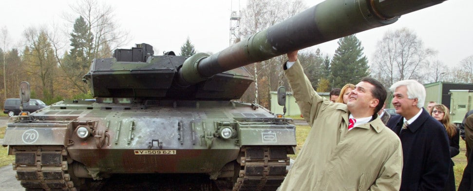 Sigmar Gabriel besichtigt einen Panzer