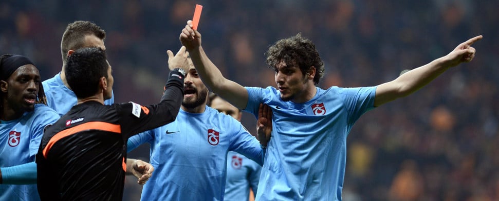 Salih Dursun (re.) zeigt dem Schiedsrichter im Spiel Galatasaray gegen Trabzonspor die rote Karte.