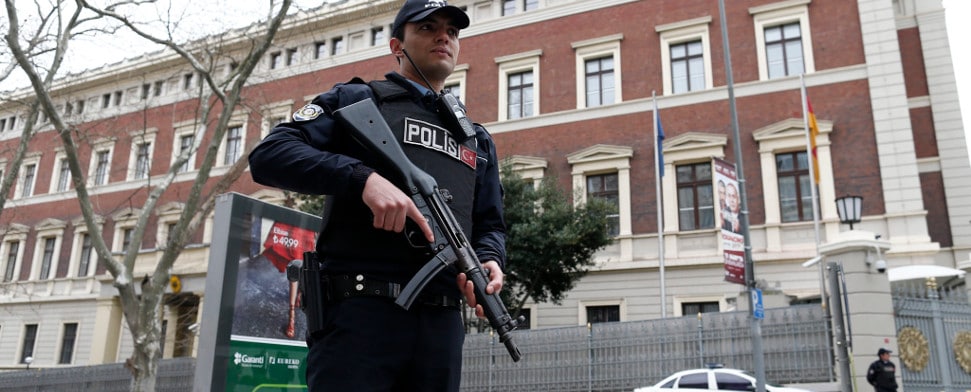 Türkische Polizei vor dem Deutschen Generalkonsulat in Istanbul