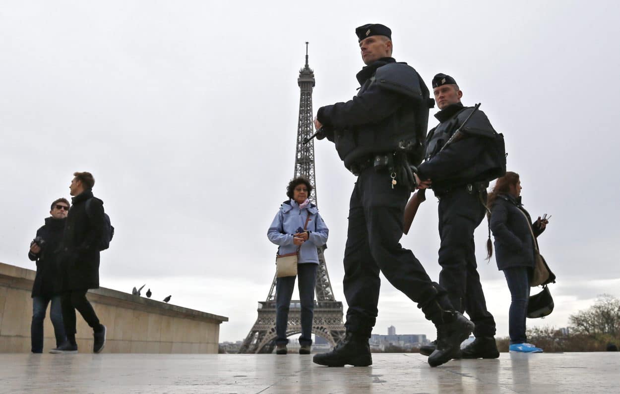 Polizisten in Paris vor dem Eiffelturm.