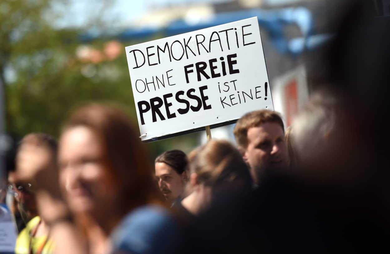 Eine Teilnehmerin einer Demonstration von Unterstützern des Internetportals Netzpolitik.org hält am 01.08.2015 in Berlin bei der Demonstration ein Schild "Demokratie ohne freie Presse ist keine!" in der Hand. Foto: Britta Pedersen/dpa (zu dpa-Themenpaket «Tag der Pressefreiheit» vom 20.04.2016) +++(c) dpa - Bildfunk+++