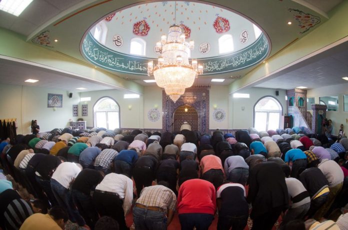 Freitagsgebet in der Moschee Eyüp Sultan Camii in Ronnenberg in der Region Hannover