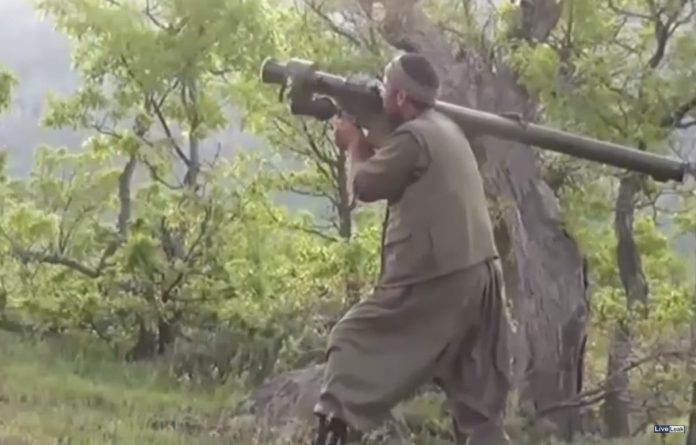 PKK-Kämpfer mit Flugabwehrrakete