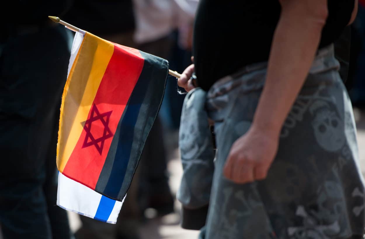 deutsche und israelische Fahne bei Pegida-Demonstration