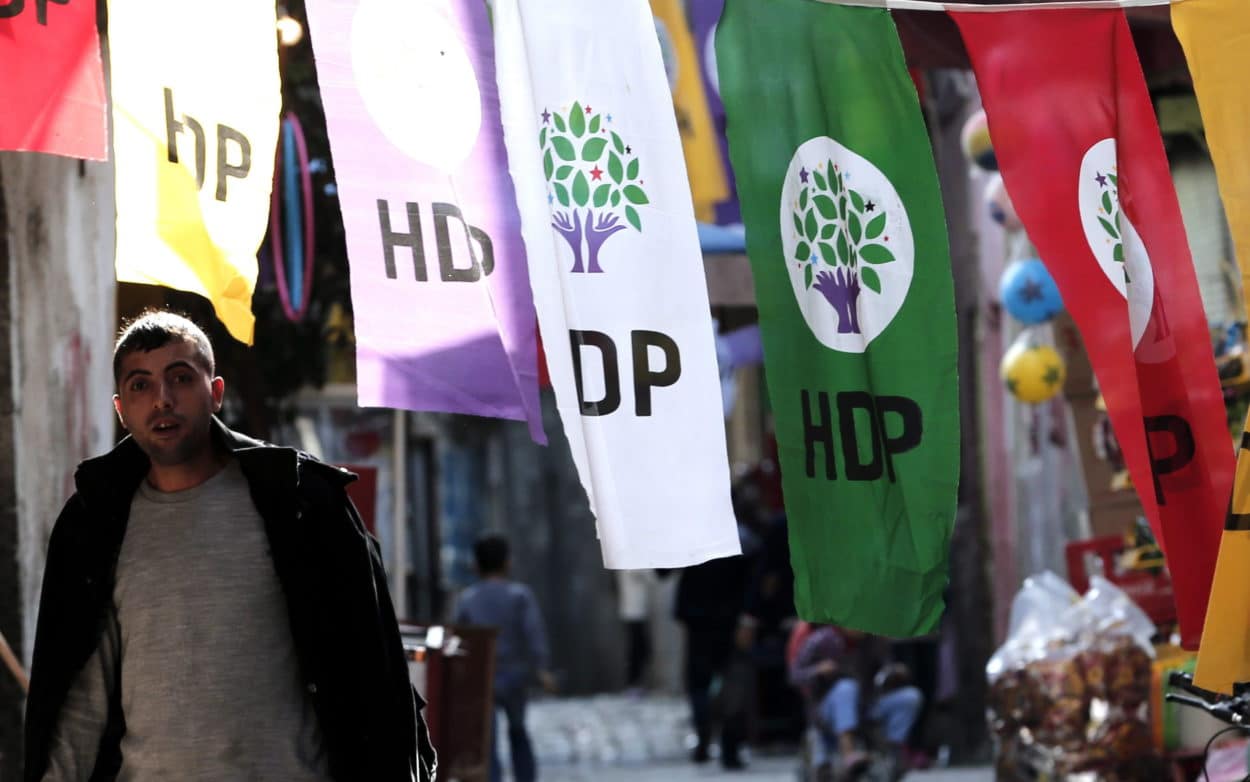 HDP-Flaggen und Passant