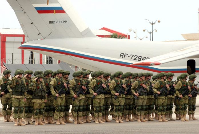 russische Soldaten auf dem Luftwaffenstützpunkt Hamaimim in Syrien)