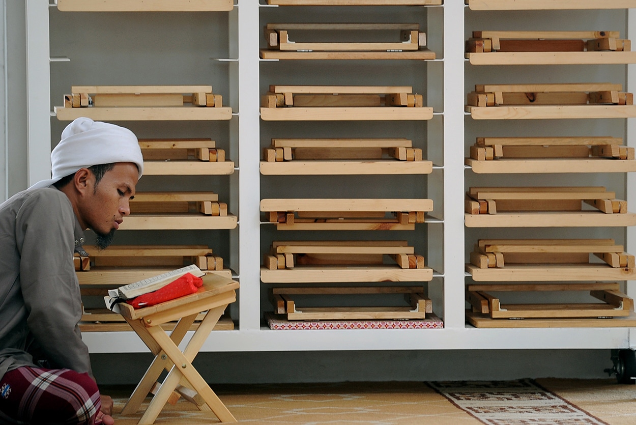 Ein Mann liest am 28.05.2017 während des Fastenmonmats Ramadan im Koran in der Moschee Masjid Kampung Baru in Kuala Lumpur, Malaysia.In dem für Muslime heiligen Monat sind mehr als 1,6 Milliarden Gläubige dazu aufgerufen, bis Ende Juni von Sonnenaufgang bis Sonnenuntergang auf Essen, Trinken, Rauchen oder Sex zu verzichten.