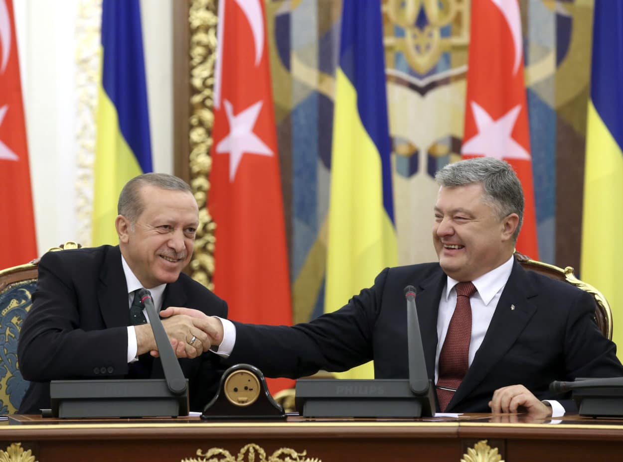 Der türkische Präsident Recep Tayyip Erdogan (l) und den ukrainischen Präsidenten Petro Poroschenko, die sich im Vorfeld einer Zeremonie zur Unterzeichnung eines bilateralen Abkommens in Kiew (Ukraine) die Hand geben. Foto: Yasin Bulbul/Presidency Press Service/Pool AP/dpa