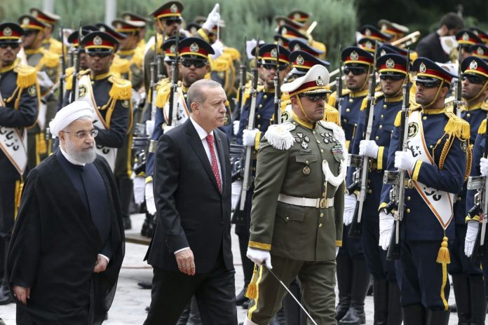 Der türkische Staatspräsident Recep Tayyip Erdogan (M) und der iranische Präsident Hassan Ruhani (l) werden am 04.10.2017 in Teheran (Iran) von der iranischen Ehrengarde begrüßt.
