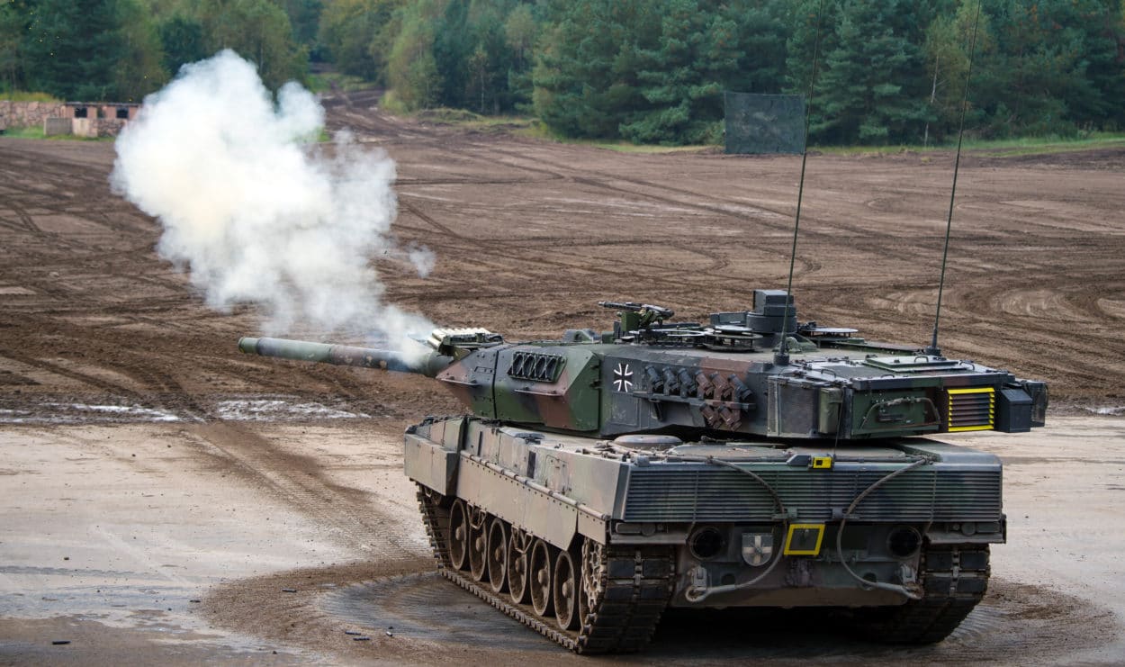 ARCHIV - Ein Kampfpanzer vom Typ «Leopard 2A7» steht am 25.09.2017 in Munster (Niedersachsen) bei der Vorbereitung zu der Informationslehrübung «Landoperationen 2017» auf dem Übungsplatz. Das stark abgekühlte Verhältnis zwischen Deutschland und der Türkei blockiert oder verzögert auch geplante Rüstungsgeschäfte zwischen den Ländern.