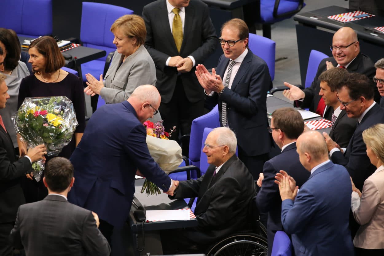 Volker Kauder, Vorsitzender der CDU/CSU-Fraktion, gratuliert dem neugewählten Bundestagspräsidenten Wolfgang Schäuble während der zur konstituierenden Sitzung des 19. Deutschen Bundestages am 24.10.2017 im Plenarsaal im Reichstagsgebäude in Berlin zu seiner Wahl.