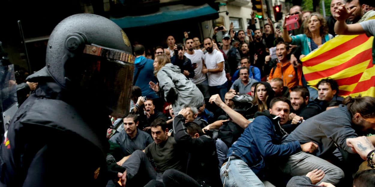 Spanische Polizisten stoßen am 01.10.2017 in Barcelona, Spanien, mit Pro-Referendum Demonstranten zusammen. Nach dem von Polizeigewalt überschatteten Referendum in Katalonien hat Regierungschef Carles Puigdemont die Loslösung der Region von Spanien eingefordert.