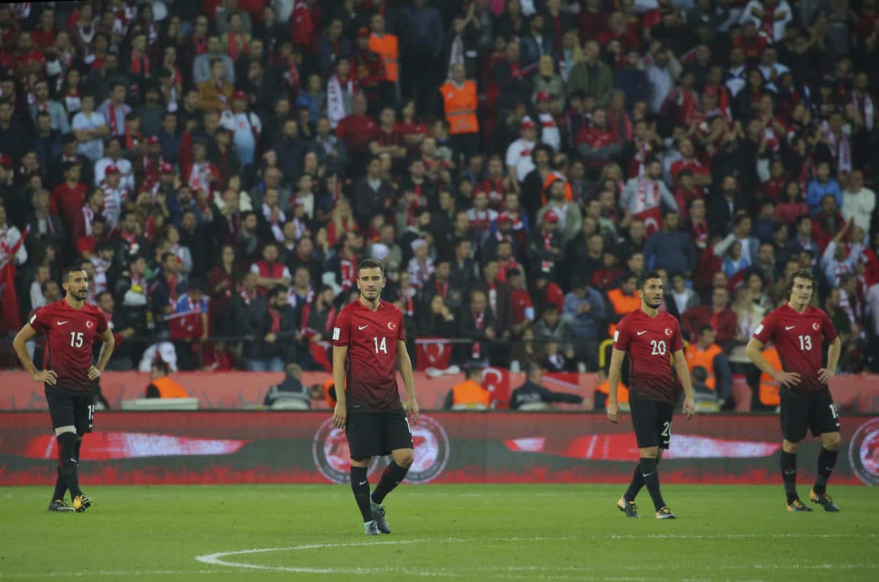  Mit der überraschend deutlichen Niederlage 3:0 (2:0) in der Türkei am Freitagabend in Eskisehir steht nun fest: Die Türkei hat keine Chancen mehr auf eine Teilnahme bei der Fußball-WM 2018 in Russland.