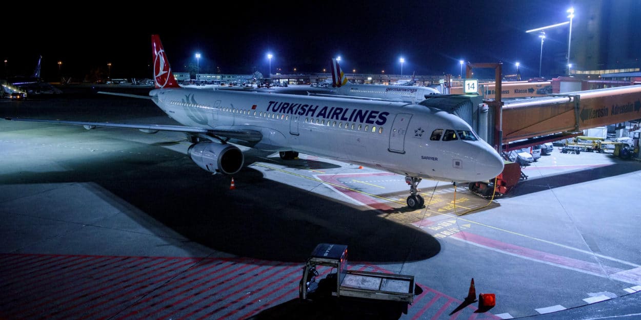 Ein Airbus 321-200 der Turkish Airlines steht am 26.10.2017 nach der Landung am Terminal des Flughafens Berlin-Tegel. Nach mehr als dreimonatiger Untersuchungshaft in der Türkei ist der deutsche Menschenrechtler P. Steudtner nach Berlin zurückgekehrt.