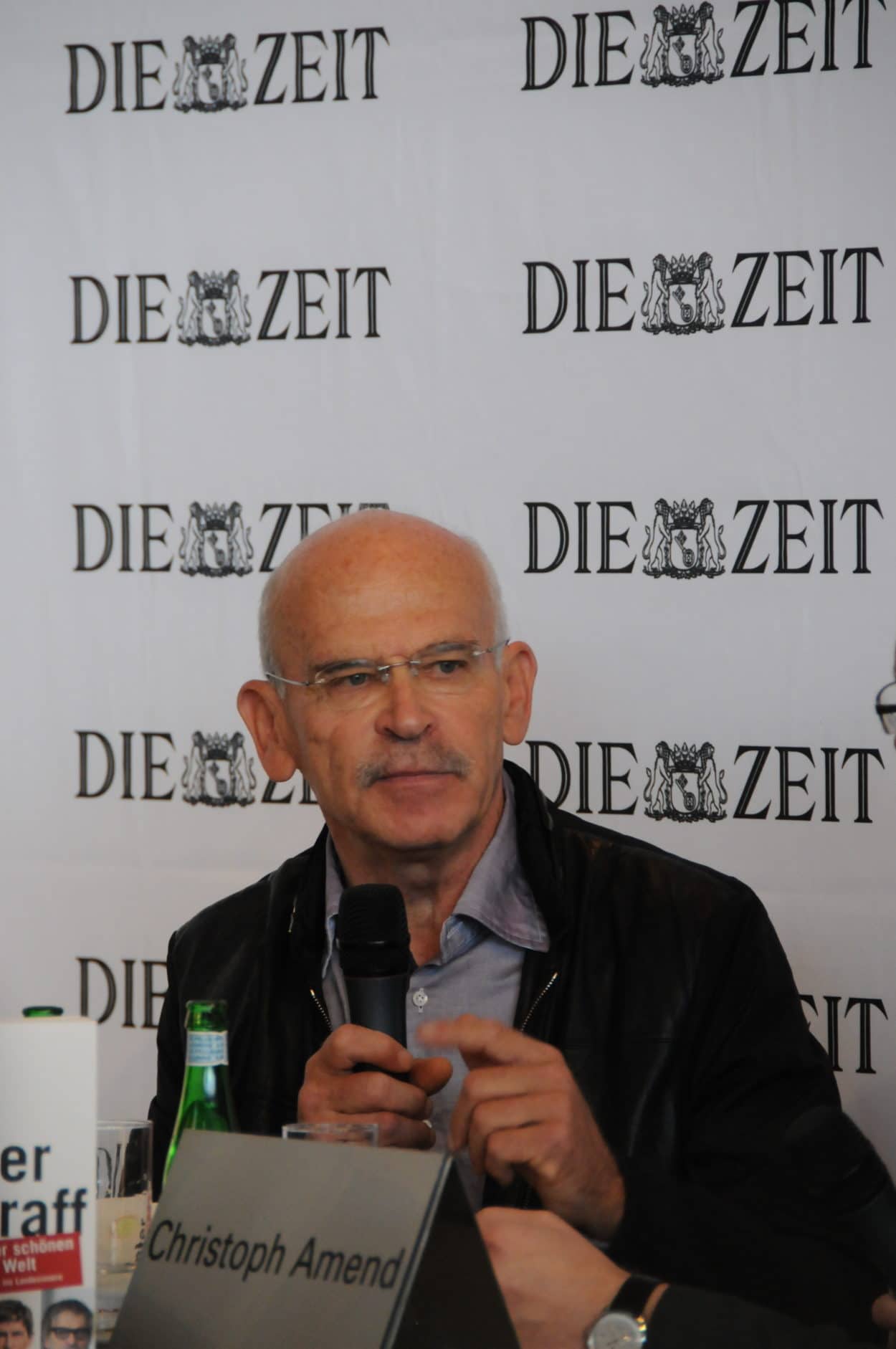 Der Undercover-Journalist Günter Wallraff während einer Podiumsdiskussion.