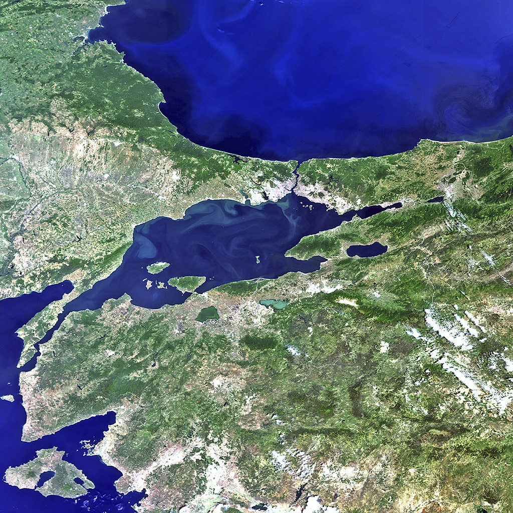 09.06.2011, Türkei, Marmarameer: Istanbul und die Umgebung im Nordwesten der Türkei, aufgenommen vom MERIS-Gerät vom Satelliten Envisat der European Space Agency (ESA). Im Norden liegt das Schwarze Meer, das über die Bosporusstraße mit dem Marmarameer (Mitte) verbunden ist. Die Dardanellenstraße verbindet die Marmara mit dem Ägäischen Meer (untere linke Ecke). Die größte Stadt der Türkei, Istanbul, liegt in der Nähe des Bildmittelpunktes an der Bosporusstraße. Istanbul erstreckt sich über zwei Kontinente (Europa und Asien) und ist damit ein echter Treffpunkt von Ost und West. Die Lage der Türkei macht sie anfällig für Erdbeben, denn die 1000 Kilometer lange nordanatolische Störung liegt nur 15 Kilometer südlich von Istanbul. Da Erdbeben plötzlich dazu führen können, dass aktuelle Karten veraltet sind, sind Satellitenbilder nützlich, um die Ansichten über die Auswirkungen der Landschaft zu aktualisieren und Referenzkarten für Notfallmaßnahmen zu erstellen. Darüber hinaus ermöglichen Satellitenbilder des Gebietes vor und nach der Aufnahme eine zuverlässige Schadensbewertung als Grundlage für die Planung von Sanierungsmaßnahmen.